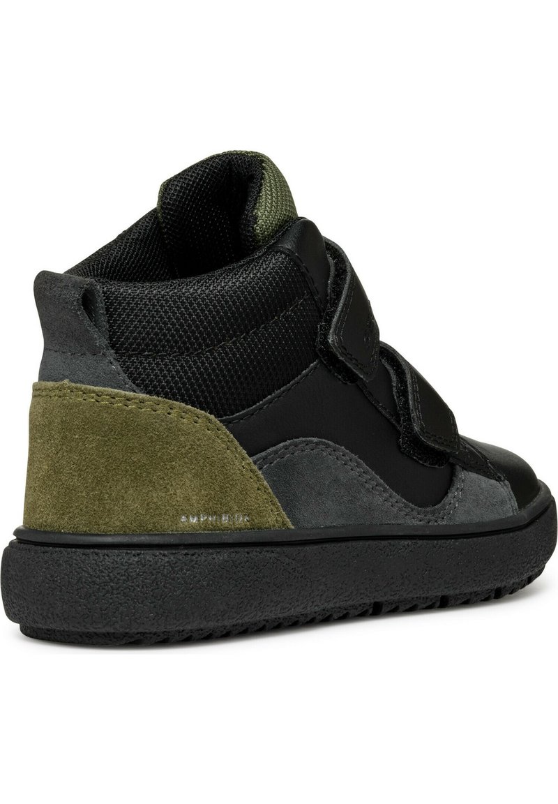 Czarno-szare buty wysoko zasuwane z akcentami z zamszu, wyposażone w regulowane paski na rzepy i teksturowaną gumową podeszwę. Zielone detale przy kołnierzu.