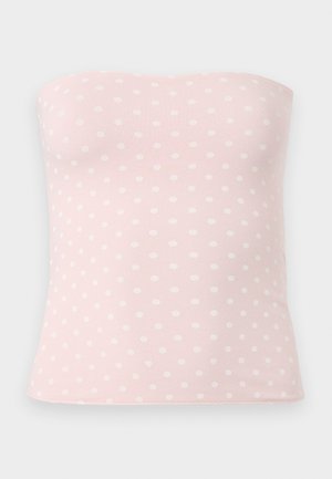 Gaiši rozā strapless cauruļveida tops ar mazām baltām punktiņām un piegulošu siluetu uz vienkārša fona.
