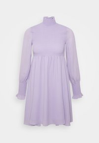 Světle fialové šaty s vysokým límcem, nabraným korzetem, dlouhými rukávy se staženými manžetami a rozšířenou sukní. Hladká textura látky.
