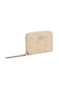 Portafoglio beige con un esterno a motivo, hardware argentato, chiusura a zip e un cinturino da polso, con dettaglio del logo nella parte anteriore.