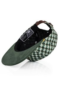 Cappello verde con tessuto a fantasia che presenta forme geometriche, visiera verde e fodera interna nera. Include un'etichetta e un dettaglio di cinturino marrone.