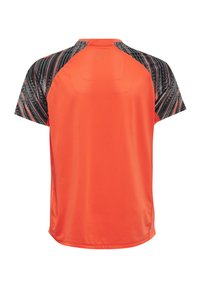 Camiseta atlética de manga corta en un vibrante color naranja con un cuerpo de malla texturizada y mangas de un patrón en negro y gris. Tejido ligero diseñado para mayor comodidad.