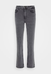 Jean flare en denim gris avec fermeture à bouton, cinq poches et une finition douce et texturée. Présente des coutures contrastées le long des coutures.