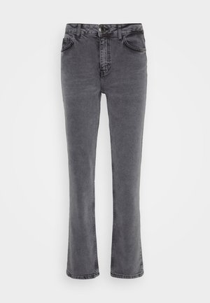 Graue Denim-Jeans im Schlagstil mit Knopfverschluss, fünf Taschen und einer weichen, strukturierten Oberfläche. Merkmale sind kontrastierende Nähte entlang der Seiten.