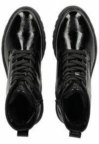 Botas de tobillo negras brillantes con cordones, paneles texturizados, cremalleras laterales y suelas de goma. Cuentan con puntera redonda y costuras reforzadas.