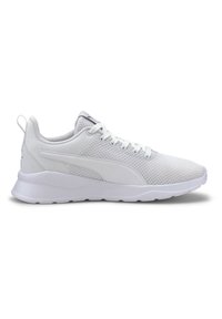 Hvite joggesko med mesh-overdel, glatte syntetiske detaljer, rund tå, polstret krage og en fleksibel gummisåle.