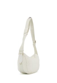 Borsa a spalla bianca imbottita con finitura testurizzata, tracolla regolabile e dettagli in metallo; presenta un sottile motivo intrecciato e una forma curva.