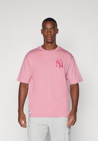 New Era MLB NEW YORK YANKEES LEAGUE ESSENTIALS TEE - Sporto klubų atributika - pink