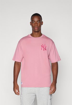 New Era MLB NEW YORK YANKEES LEAGUE ESSENTIALS TEE - Club wear - pink