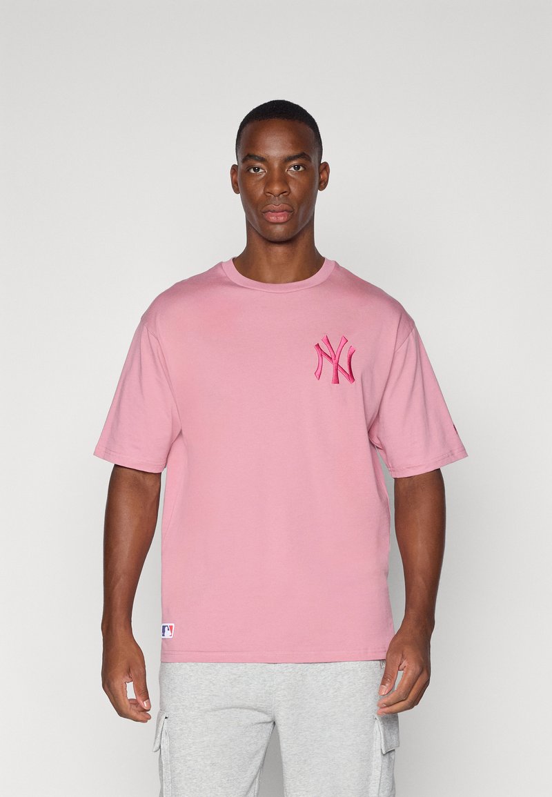 New Era MLB NEW YORK YANKEES LEAGUE ESSENTIALS TEE - Sporto klubų atributika - pink