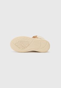 Suela de zapatilla; goma; color beige; patrón de agarre texturizado; acentos moldeados; perforaciones para transpirabilidad; marca Ecco visible.