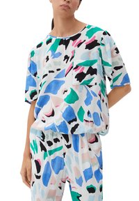 Losse korte mouwen top van witte stof, met een abstract patroon in groen, blauw, roze en zwart. Inclusief een borstzak.