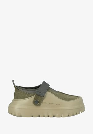Scarpa slip-on in camoscio verde con suola in gomma beige, cinturino regolabile e tomaia testurizzata per una migliore aderenza e comfort.