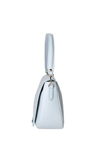 Borsa a mano in pelle azzurro chiaro con superficie testurizzata, forma angolare e un unico manico superiore. Presenta hardware in tonalità argentata e bordi cuciti.