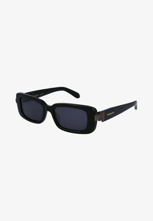 Óculos de sol retangulares pretos com lentes escuras, armações grossas de plástico e detalhes em metal. A lateral apresenta a marca "Ferragamo".