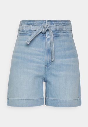 Světle modré džíny šortky s tkaným pasem a mašlí. Mají ohrnutý lem a přední kapsy. Hladká textura, volný design.