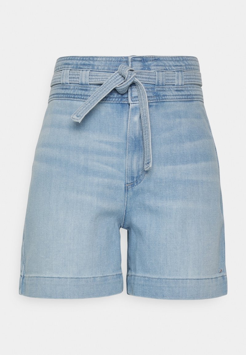 Shorts de mezclilla azul claro con una cinturilla tejida y detalle de lazo. Presentan dobladillo enrollado y bolsillos frontales. Textura suave, diseño casual.