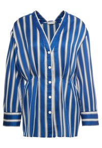Modrá a bílá pruhovaná saténová blůza s výstřihem do V, dlouhými rukávy, předními knoflíky a kontrastními bílými detaily na manžetách a límci.
