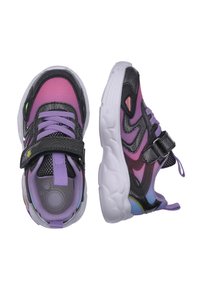 Scarpe sportive con tomaia in mesh viola e nera, punte rinforzate, accenti a contrasto, suola chunky bianca e fascetta regolabile con chiusura a velcro.