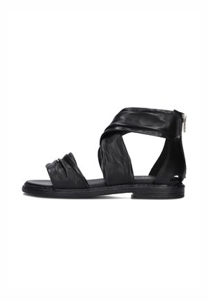 Zwarte leren sandalen met gekruiste riemen, een gerimpeld voorpaneel en een rits aan de achterkant. Plat voetbed met een gestructureerde afwerking.