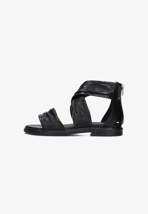 Sandales noires en cuir avec des bandes entrecroisées, un détail froncé à l'avant et une fermeture éclair à l'arrière. Semelle plate avec une finition texturée.