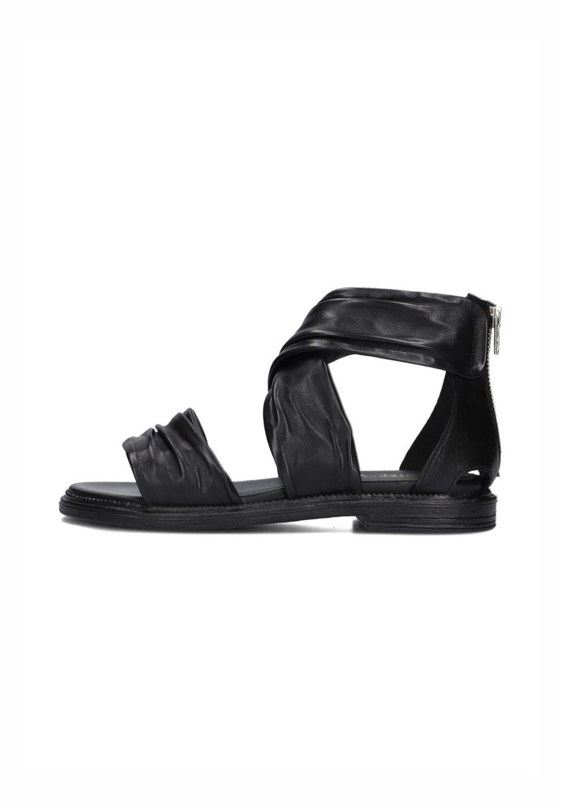 Zwarte leren sandalen met gekruiste riemen, een gerimpeld voorpaneel en een rits aan de achterkant. Plat voetbed met een gestructureerde afwerking.