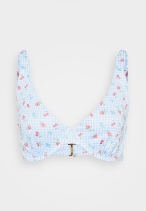Haut de bikini en vichy bleu avec imprimé fraises rouges, présentant des côtés froncés et un fermoir doré à l'avant. Texture de tissu douce.