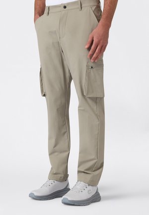 - Spodnie materiałowe