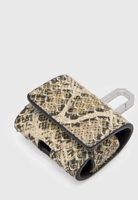 Teksturalne etui na akcesoria w beżowo-czarny wzór węża, z gładkim czarnym wykończeniem i metalowym klipsem do mocowania.