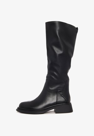 Schwarze, knielange Stiefel aus Leder mit einer schlanken Form, glatter Textur und quadratischer Zehenpartie. Verfügt über einen niedrigen Blockabsatz und minimale Nähdetails.
