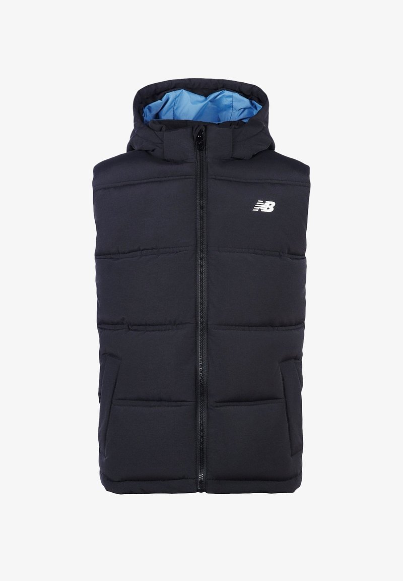 Gilet imbottito nero con cappuccio, dotato di una cerniera frontale, tasche laterali e un rivestimento blu. Include un piccolo logo bianco sul petto.