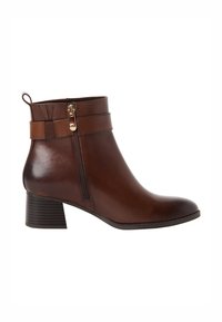 Bottine en cuir marron avec fermeture éclair latérale, sangle décorative, boucle à l'arrière et talon bloc sur fond blanc.