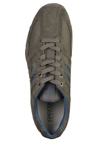 Šedé semišové a kožené tenisky se šedými tkaničkami, modrými postranními pruhy a modrou vnitřní podšívkou, označené "GEOX Respira" na stélce.