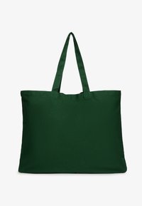 Groene canvas boodschappentas met twee lange handvatten, effen kleur, rechthoekige vorm en een gek textureerd oppervlak. Geen zichtbare logo's of patronen.