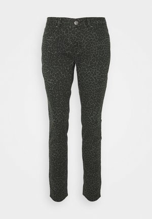 Pantalon noir ajusté avec imprimé léopard gris foncé, bouton à l'avant et poches, présenté sur un fond blanc.