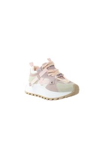 Gruba sneakersy w kolorach beżowym, różowym i białym z grubą podeszwą, panelami z zamszu i siateczki, sznurowaniem oraz teksturowaną gumową podeszwą.