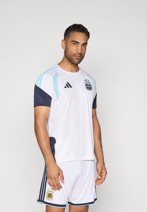Hvid sportsjersey med lyseblå og marineblå detaljer, prydet med Argentinas nationalfodboldholds logo og tre adidas-striber på skuldrene.