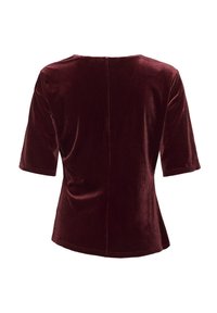 Burgundské sametové tričko s krátkými rukávy, mírně rozšířeným lemem a minimálními švy. Hladká textura a jednoduchý design.