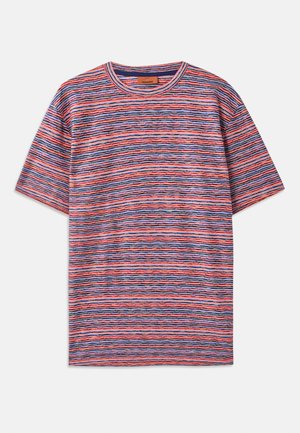 T-shirt de mangas curtas riscada, feita de tecido suave, apresentando uma mistura de linhas horizontais vermelhas, azuis e brancas com decote redondo.