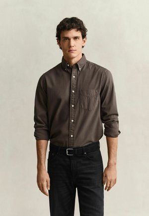 GANT, GANT REGULAR FIT GARMENT-DYED TWILL SHIRT - Chemise - shadow brown
