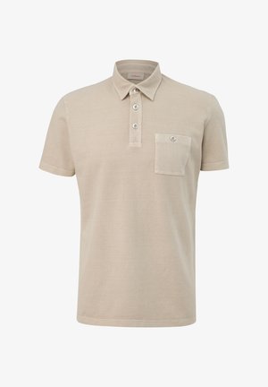 Polo beige en tejido texturizado, con cuello clásico, tapeta de tres botones y bolsillo en el pecho con botón.