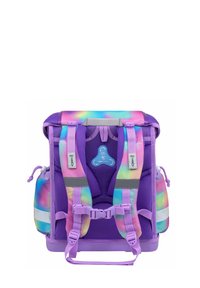 Lila Rucksack mit einem pastellfarbenen Regenbogenwirbel-Design. Verfügt über ein atmungsaktives Schultertragesystem, Sta pockets und verstellbare Schnallenriemen.