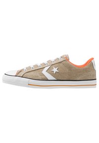 Beżowe trampki z płótna z białym noskiem i podeszwą, pomarańczowymi akcentami na kołnierzu oraz wyraźnym białym logo gwiazdki po boku.