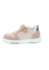 Baskets rose clair avec un avant en suède, des côtés en cuir synthétique, un accent métallique argenté au niveau du talon, des fermetures à lacets et à bande Velcro, et une semelle en caoutchouc texturé.