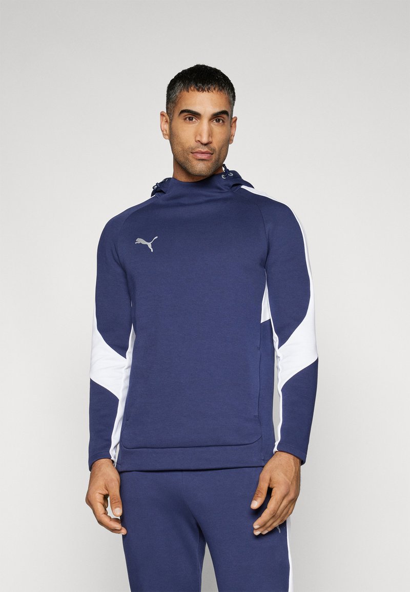 Marineblauwe hoodie met witte accenten, trekkoordcapuchon, kangoeroezak en logodetail op de borst. Gemaakt van een zachte, gestructureerde stof.