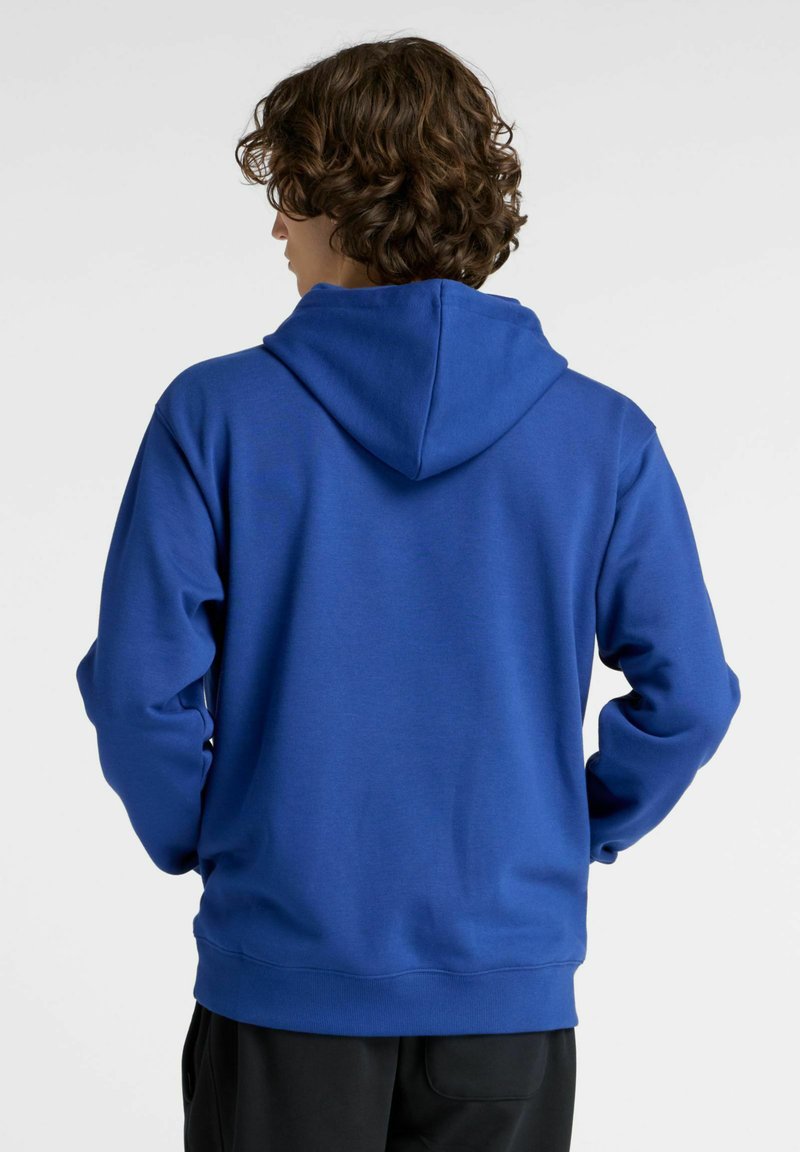 Blauer Kapuzenpullover mit langen Ärmeln, gerippten Bündchen und einer Kängurutasche. Verfügt über ein minimalistisches Design und eine weiche Textur.