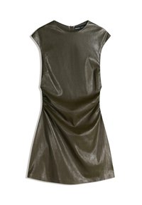 Olivno zelena obleka iz umetnega usnja s krožnim izrezom in kratkimi rokavi, ki vključuje stransko gubanjem in skritim zadrgo na hrbtu.