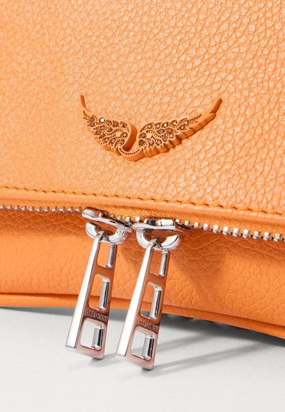 Borsa in pelle arancione con texture, dotata di due zip in argento con design ritagliato e un dettaglio del logo con ali sopra la zip.