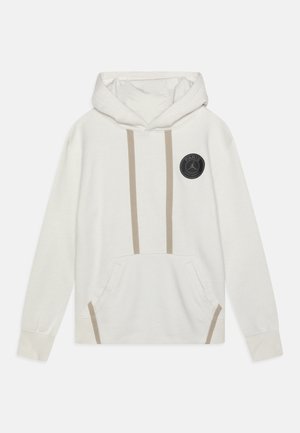 Witte hoodie met een capuchon met trekkoord, twee beige verticale strepen, een kangeroezak aan de voorkant en een zwart cirkelvormig logo met "PARIS."