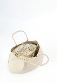 Borsa a mano in pelle beige con finitura testurizzata, dotata di due manici, tasca interna con zip e fodera pattern con design del logo.